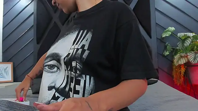 zoe martins  online show from 10.06.25