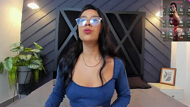 zoe martins  online show from 10.13.25