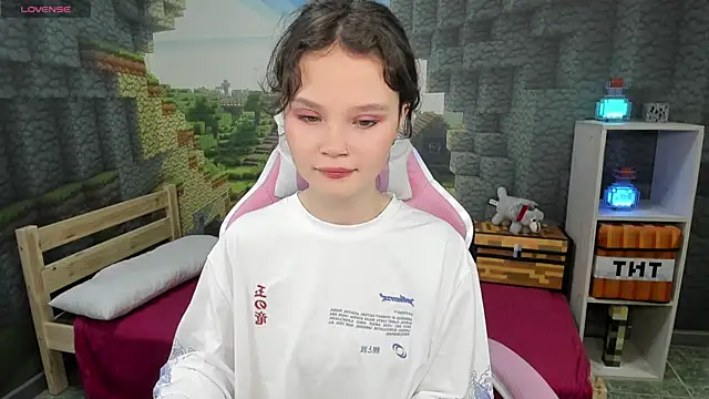 Snapshot of EmilyChaves chatting on 09.22.25 EmilyChaves online show from 09.22.25