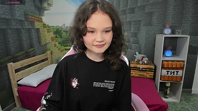 Snapshot of EmilyChaves chatting on 09.27.25 EmilyChaves online show from 09.27.25