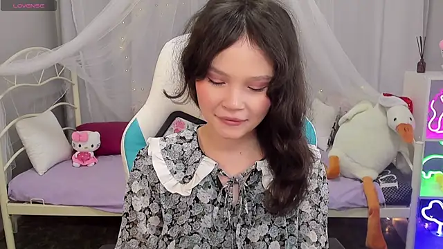 Snapshot of EmilyChaves chatting on 12.21.25 EmilyChaves online show from 12.21.25