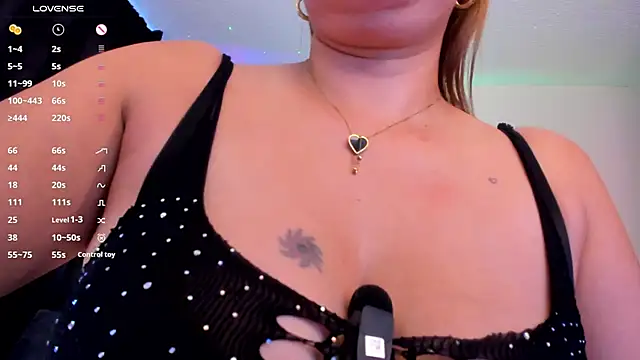 luciamature  online show from 10.15.25