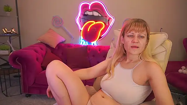 Snapshot of BellaLaPetit chatting on 02.08.26 BellaLaPetit online show from 02.08.26