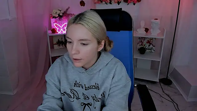 Snapshot of AuroraWrenfield chatting on 09.09.25 AuroraWrenfield online show from 09.09.25