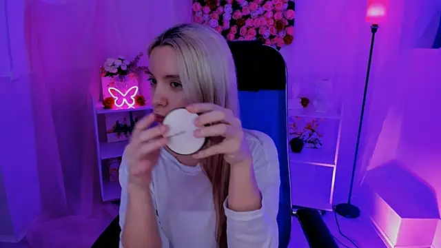 Snapshot of AuroraWrenfield chatting on 09.12.25 AuroraWrenfield online show from 09.12.25