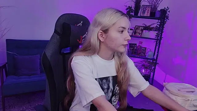 Snapshot of AuroraWrenfield chatting on 09.17.25 AuroraWrenfield online show from 09.17.25