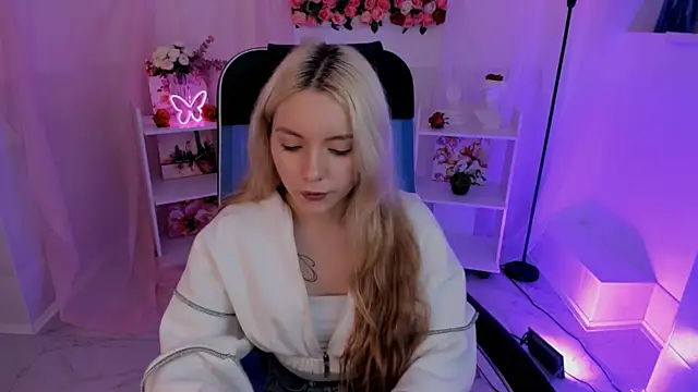 Snapshot of AuroraWrenfield chatting on 09.19.25 AuroraWrenfield online show from 09.19.25