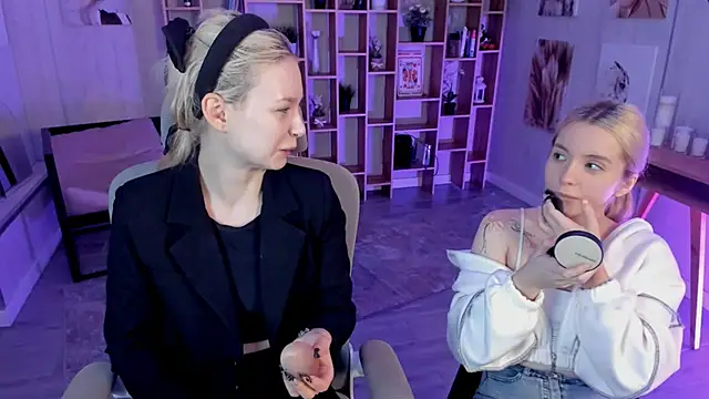 Snapshot of AuroraWrenfield chatting on 09.20.25 AuroraWrenfield online show from 09.20.25