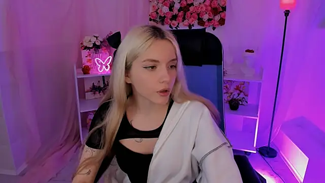 Snapshot of AuroraWrenfield chatting on 09.22.25 AuroraWrenfield online show from 09.22.25