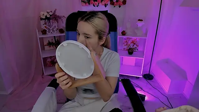 Snapshot of AuroraWrenfield chatting on 10.01.25 AuroraWrenfield online show from 10.01.25