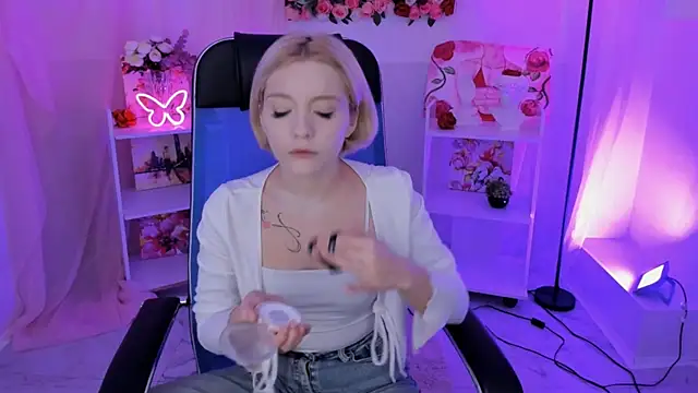 Snapshot of AuroraWrenfield chatting on 10.30.25 AuroraWrenfield online show from 10.30.25