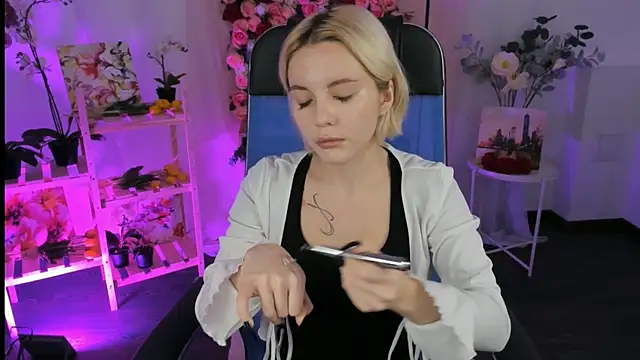 AuroraWrenfield online show from 11.27.25