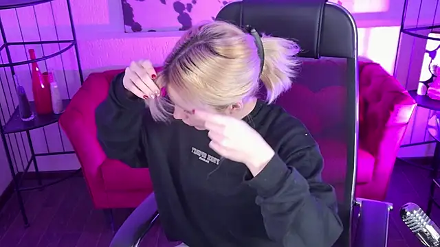 AuroraWrenfield online show from 03.17.26