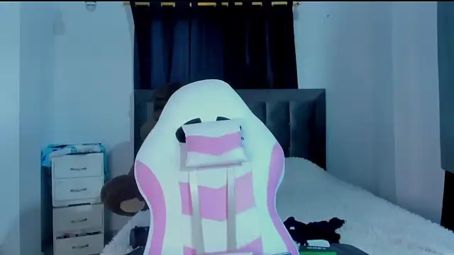 Snapshot of ISA_BELLA_VZL chatting on 12.04.25 ISA BELLA VZL online show from 12.04.25