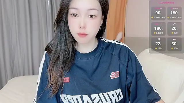 Snapshot of Bella_Ava chatting on 10.16.25 Bella Ava online show from 10.16.25