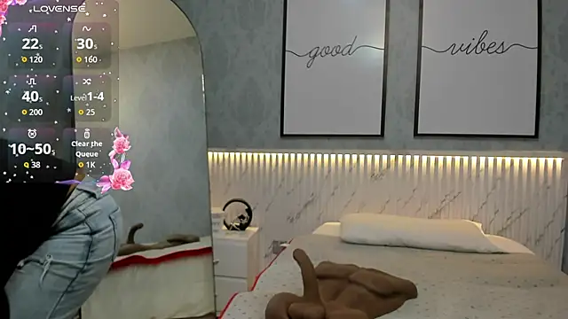 Snapshot of Ximenahott_ chatting on 10.10.25 Ximenahott online show from 10.10.25