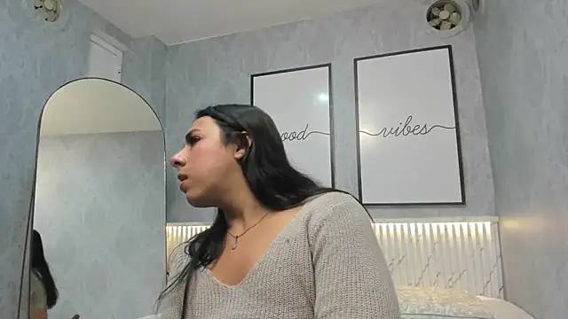 Snapshot of Ximenahott_ chatting on 11.30.25 Ximenahott online show from 11.30.25