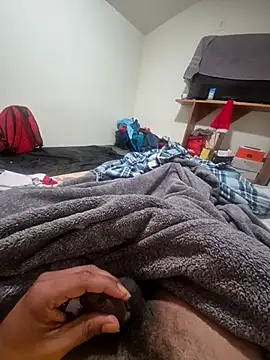 Snapshot of uratre chatting on 12.17.25 uratre online show from 12.17.25