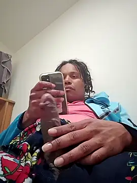 Snapshot of uratre chatting on 12.19.25 uratre online show from 12.19.25