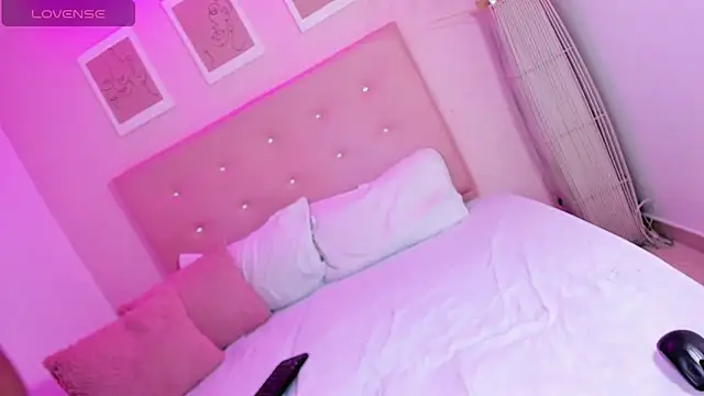 Snapshot of ANNIE_DOLCE_ chatting on 09.24.25 ANNIE DOLCE online show from 09.24.25