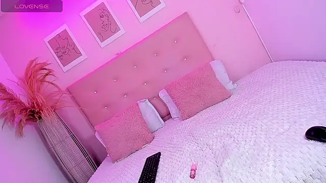 Snapshot of ANNIE_DOLCE_ chatting on 11.10.25 ANNIE DOLCE online show from 11.10.25