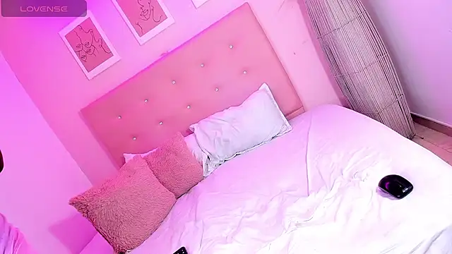 Snapshot of ANNIE_DOLCE_ chatting on 11.23.25 ANNIE DOLCE online show from 11.23.25