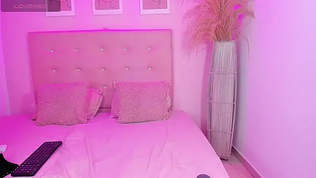 Snapshot of ANNIE_DOLCE_ chatting on 02.04.26 ANNIE DOLCE online show from 02.04.26