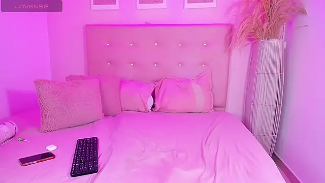 Snapshot of ANNIE_DOLCE_ chatting on 02.15.26 ANNIE DOLCE online show from 02.15.26