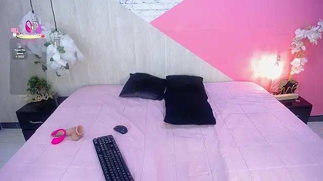 sophia brunette  online show from 12.22.25