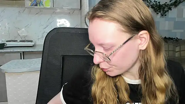 Snapshot of Rommia chatting on 11.15.25 Rommia online show from 11.15.25