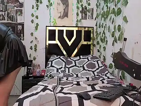 Snapshot of lucywhite13 chatting on 12.20.25 lucywhite13 online show from 12.20.25