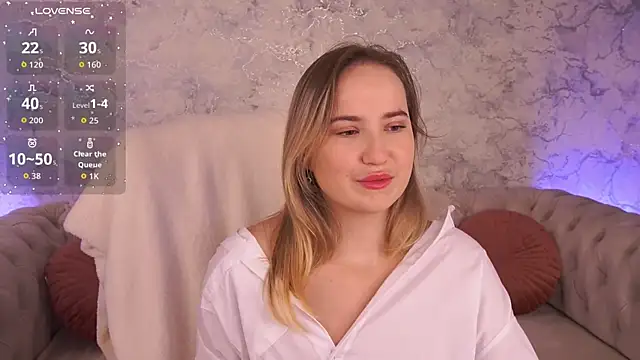 Snapshot of SofieBloom chatting on 10.07.25 SofieBloom online show from 10.07.25