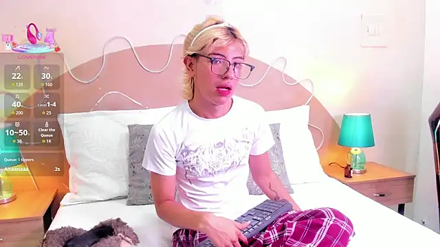 Snapshot of Enrrixxx_ chatting on 11.27.25 Enrrixxx online show from 11.27.25