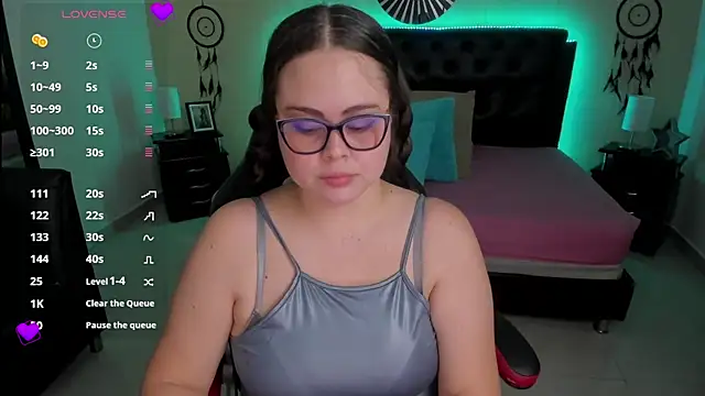 Snapshot of LolaVillalobos chatting on 10.09.25 LolaVillalobos online show from 10.09.25