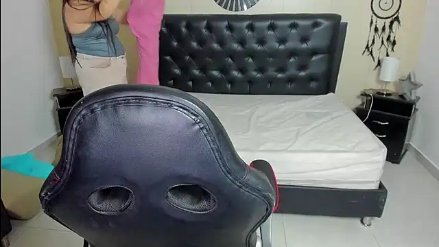 Snapshot of LolaVillalobos chatting on 10.11.25 LolaVillalobos online show from 10.11.25