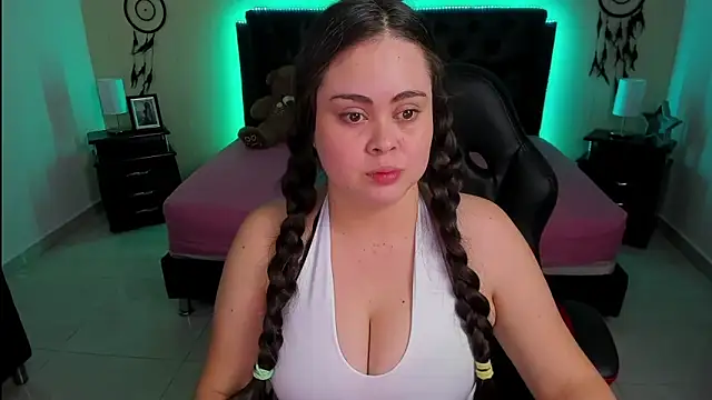 Snapshot of LolaVillalobos chatting on 10.12.25 LolaVillalobos online show from 10.12.25