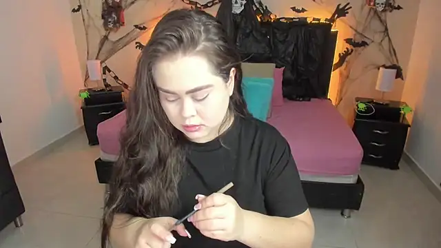 Snapshot of LolaVillalobos chatting on 10.15.25 LolaVillalobos online show from 10.15.25