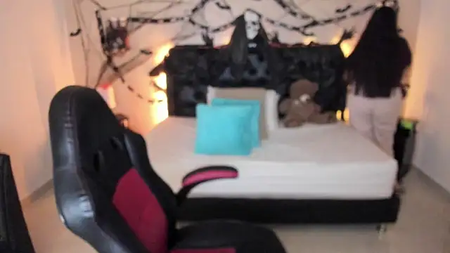 Snapshot of LolaVillalobos chatting on 10.19.25 LolaVillalobos online show from 10.19.25