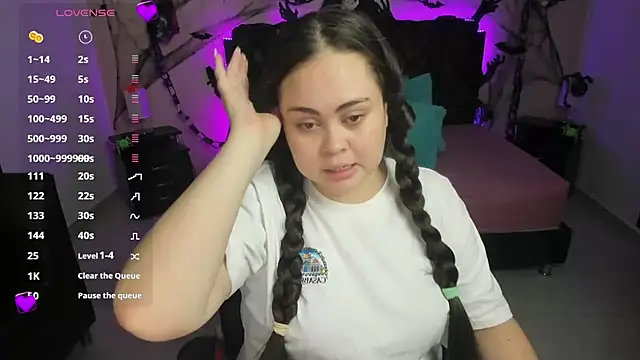 Snapshot of LolaVillalobos chatting on 10.22.25 LolaVillalobos online show from 10.22.25