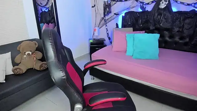 Snapshot of LolaVillalobos chatting on 10.25.25 LolaVillalobos online show from 10.25.25