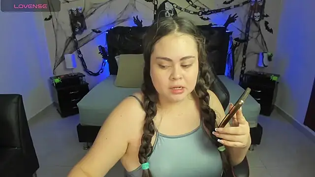 Snapshot of LolaVillalobos chatting on 10.30.25 LolaVillalobos online show from 10.30.25