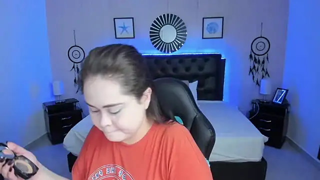 Snapshot of LolaVillalobos chatting on 11.15.25 LolaVillalobos online show from 11.15.25