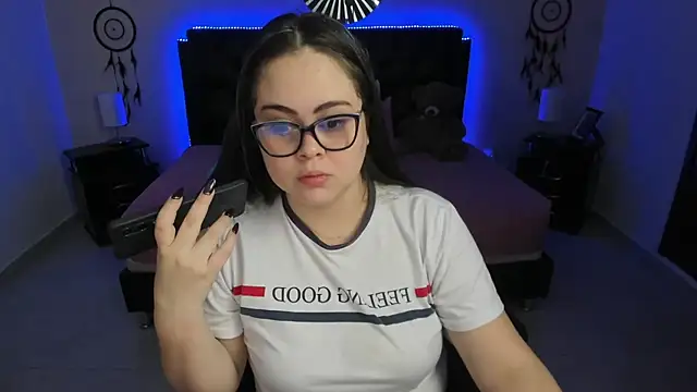 Snapshot of LolaVillalobos chatting on 11.28.25 LolaVillalobos online show from 11.28.25