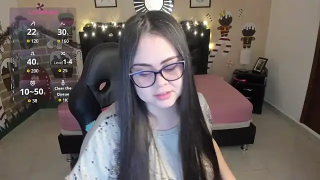 Snapshot of LolaVillalobos chatting on 12.04.25 LolaVillalobos online show from 12.04.25