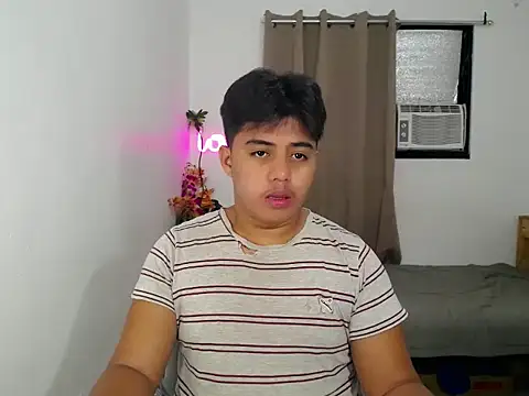 Snapshot of Hugecock2hundle_intown chatting on 11.07.25 Hugecock2hundle intown online show from 11.07.25