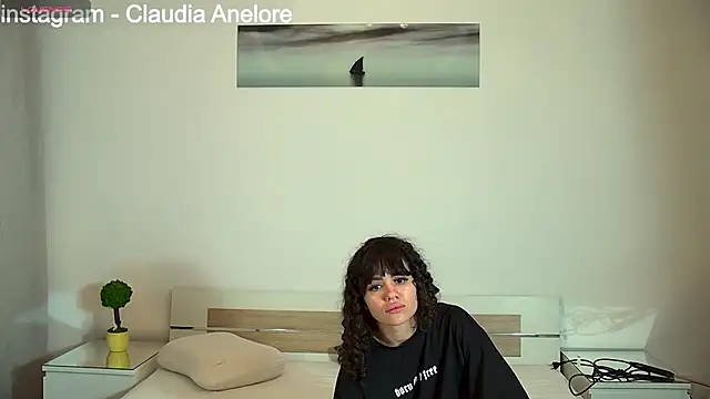 Snapshot of QueeAnne chatting on 11.12.25 QueeAnne online show from 11.12.25