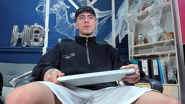 etham wolf  online show from 11.01.25