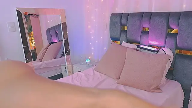 Snapshot of anitaglow chatting on 11.12.25 anitaglow online show from 11.12.25