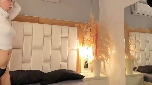 Snapshot of Daphne_And_Roger chatting on 09.11.25 Daphne And Roger online show from 09.11.25