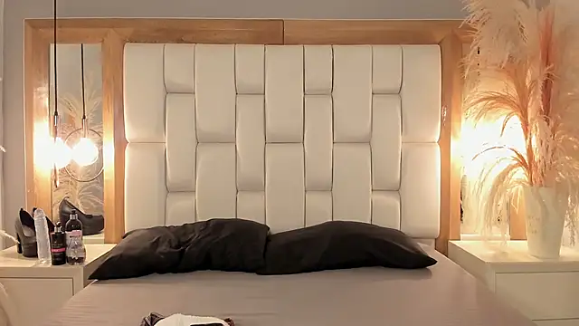 Snapshot of Daphne_And_Roger chatting on 09.16.25 Daphne And Roger online show from 09.16.25